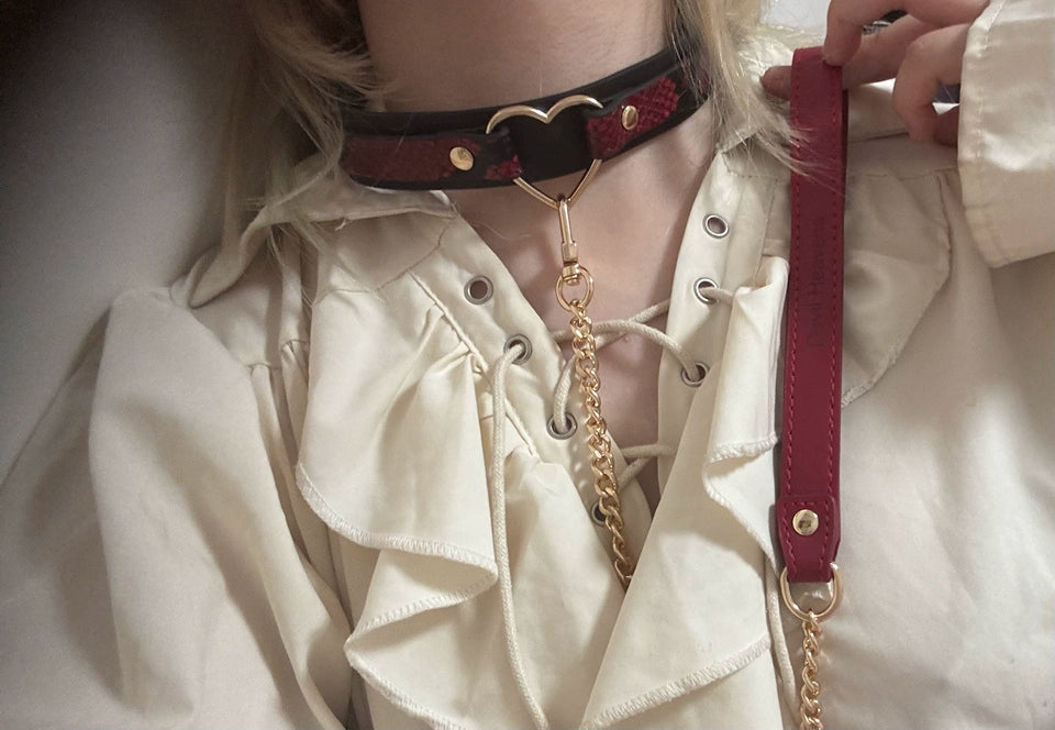 Close-up review photo showing adjustable choker fit and chain detail